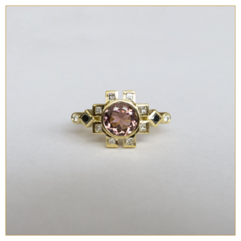 Anillo de Oro con Turmalina Rosa con Diamantes