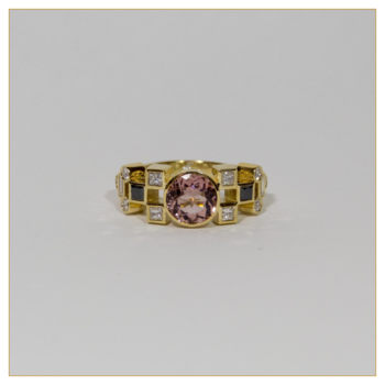 Anillo de Oro con Turmalina Rosa y Diamantes Blancos y negros