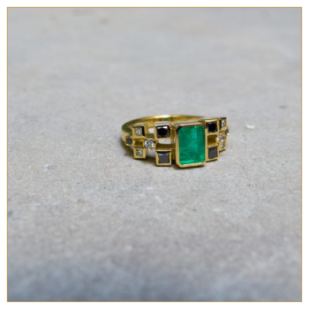 Anillo de Oro con Esmeralda y Diamantes negros y blancos