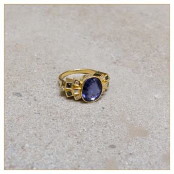 Anillo de Oro con Iolita y Diamantes blancos y negros