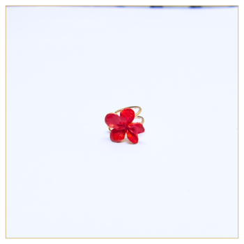 Earcuff de Flor en bronce bañado en oro, esmaltado a mano en tono coral