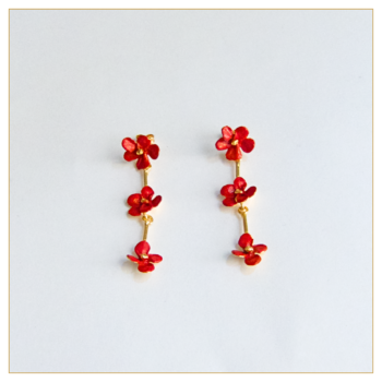 Pendientes de 3 flores en bronce bañado en oro, esmaltados a mano en tono coral