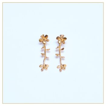 Pendientes “Flor con Tallo” en bronce bañado en oro