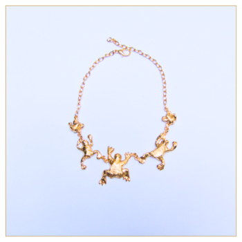 Collar “Ranas” en bronce bañado en oro