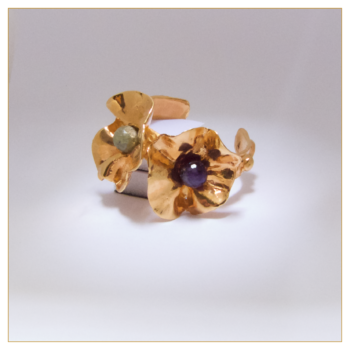 Pulsera "Dos Flores" con amatista y granate verde en bronce bañado en oro